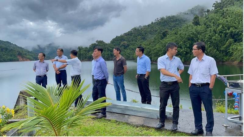 Đoàn Công tác cùng Lãnh đạo Công ty Thủy điện Sông Bung tại Đập dâng Thủy điện Sông Bung 2. Ảnh: Bình An