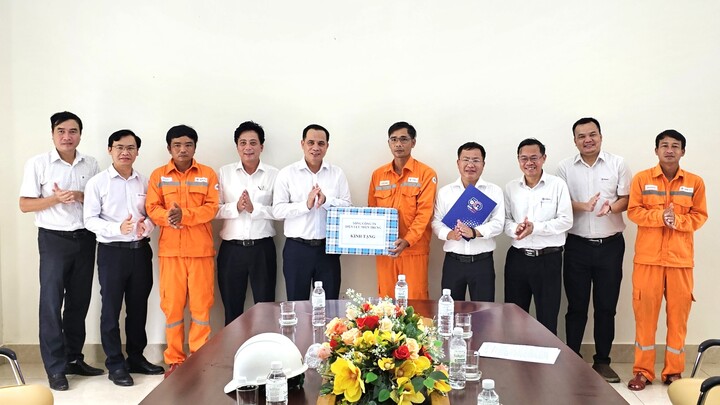 Chủ tịch HĐTV EVNCPC ân cần thăm hỏi điều kiện sinh hoạt, làm việc của cán bộ, công nhân tại Đội quản lý điện Cồn Cỏ; chia sẻ với điều kiện làm việc trên đảo. Lãnh đạo EVNCPC bày tỏ mong muốn cán bộ, công nhân cố gắng vượt qua những khó khăn trước mắt, đảm bảo cung cấp điện an toàn, liên tục, ổn định để phục vụ đời sống, an ninh quốc phòng trên đảo tiền tiêu của Tổ quốc. Ảnh: Bình An
