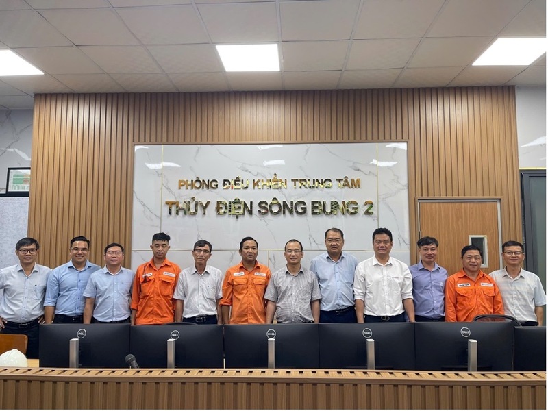 Đoàn Công tác cùng cùng Lãnh đạo Công ty Thủy điện Sông Bung tại Phòng Điều khiển trung tâm Nhà máy Thủy điện Sông Bung 2. Ảnh: Bình An