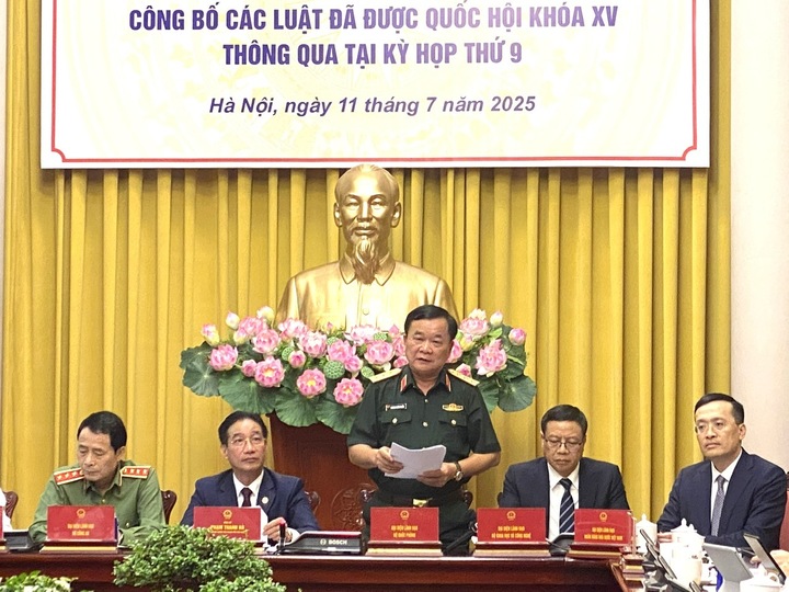 Thượng tướng Hoàng Xuân Chiến, Thứ trưởng Bộ Quốc phòng trả lời vấn đề báo chí quan tâm. Ảnh: Hải Linh