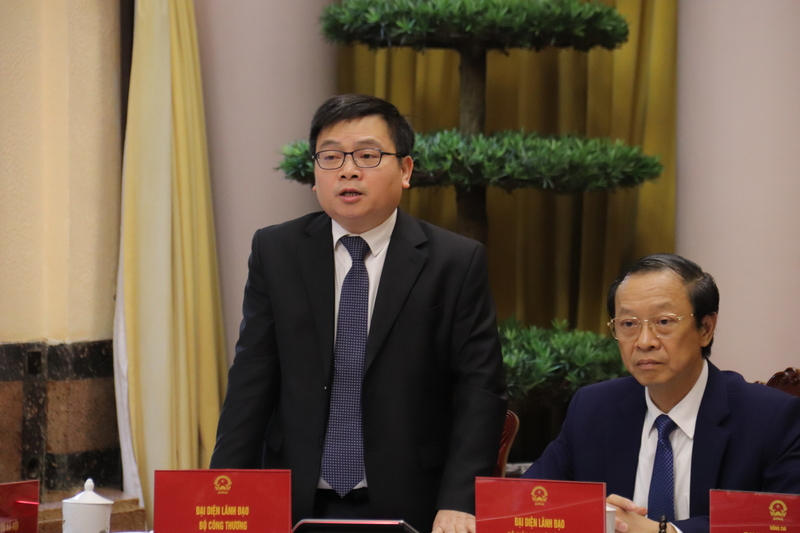 Thứ trưởng Bộ Công Thương Trương Thanh Hoài thông tin tại họp báo. Ảnh: Thanh Tuấn