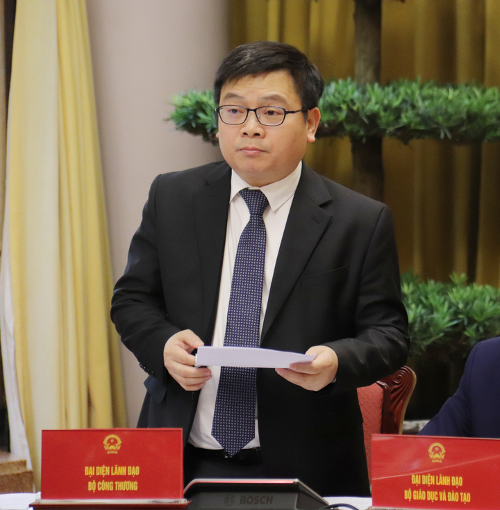 Thứ trưởng Bộ Công Thương Trương Thanh Hoài thông tin tại họp báo. Ảnh: Thanh Tuấn