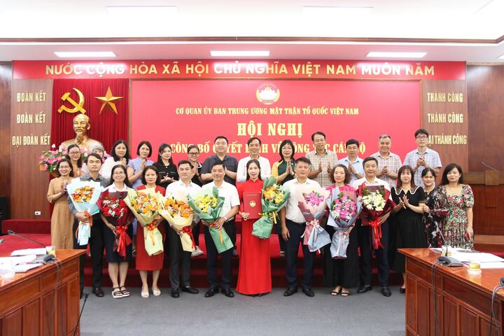 Ông Nguyễn Bình Minh trao tặng hoa chúc mừng, chụp ảnh lưu niệm cùng các đồng chí được bổ nhiệm. Ảnh: Tiến Đạt