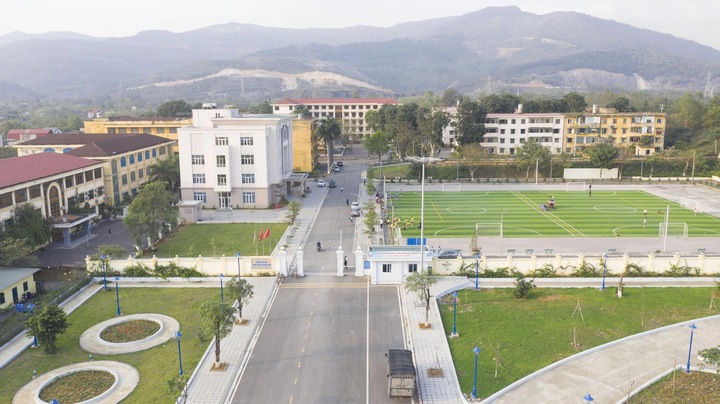 Khuôn viên Trường Đại học Công nghiệp Quảng Ninh