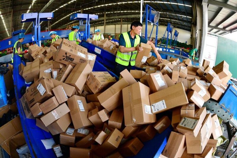 Từ 1/8, Cục Hải quan sẽ áp dụng quy trình tự động thu thuế giá trị gia tăng đối với hàng giá trị thấp nhập khẩu qua dịch vụ chuyển phát nhanh. Ảnh minh họa: TL