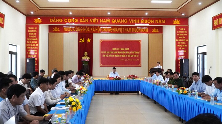 Bí thư Tỉnh ủy Quảng Trị Lê Ngọc Quang trong chuyến thăm, làm việc tại đặc khu Cồn Cỏ sáng ngày 10/7