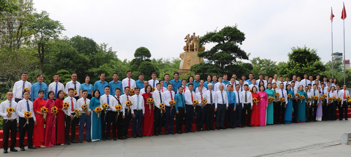 Các Lãnh đạo cùng các cá nhân có thành tích xuất sắc chụp ảnh kỷ niệm