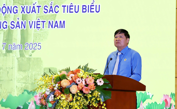 Đồng chí Phan Văn Anh, Phó Bí thư thường trực Đảng ủy, Phó Chủ tịch Tổng Liên đoàn Lao động Việt Nam phát biểu tại chương trình Vinh quang thợ mỏ 2025