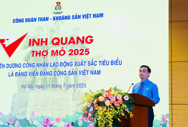 Đồng chí Lê Thanh Xuân - Chủ tịch Công đoàn TKV phát biểu tại Hội nghị chương trình " Vinh quang thợ mỏ 2025 - Tuyên dương công nhân lao động xuất sắc tiêu biểu là đảng viên"