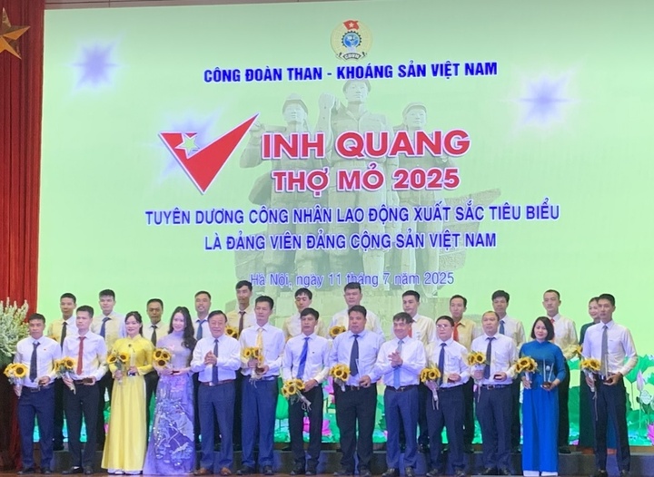 Lãnh đạo Tập đoàn TKV, Công đoàn TKV, Tổng Liên đoàn Lao động Việt Nam trao phần thưởng cho các cá nhân có thành tích xuất sắc