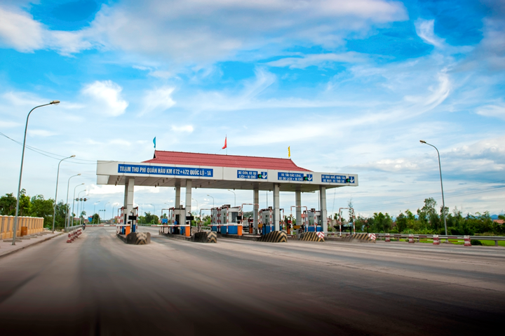 Xem xét giảm giá dịch vụ sử dụng đường bộ tại Trạm thu phí BOT Quán Hàu trên địa bàn xã Quảng Ninh đối với các phương tiện cá nhân của các cán bộ công chức, viên chức, người lao động (Quảng Trị trước sáp nhập) ra làm việc tại trung tâm hành chính mới. Ảnh: Trường Thịnh