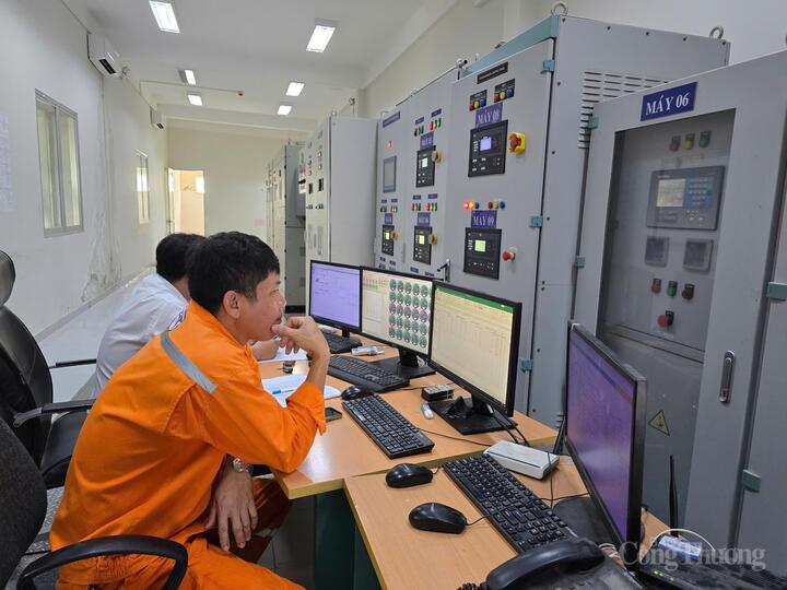 Cán bộ trực vận hành Nhà máy điện An Hội - Côn Đảo