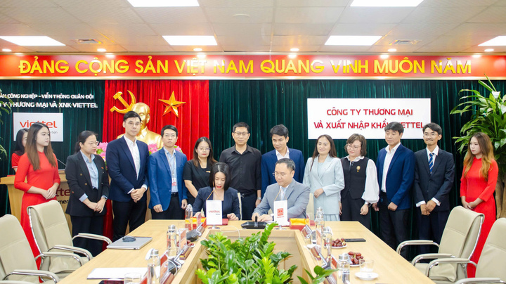 Lễ ký kết thoả thuận ghi nhớ hợp tác Văn phòng phẩm Hồng Hà - Viettel Store. Ảnh: Nguyễn Hường