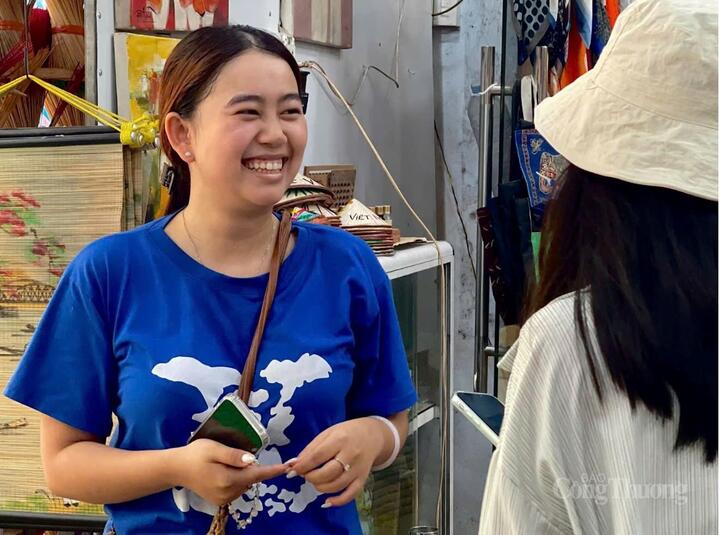 Chị Khánh Ly, lớn lên trong gia đình làm hương truyền thống từ xưa, chia sẻ về sự phát triển của làng hương Thuỷ Xuân. Ảnh: Thu Uyên