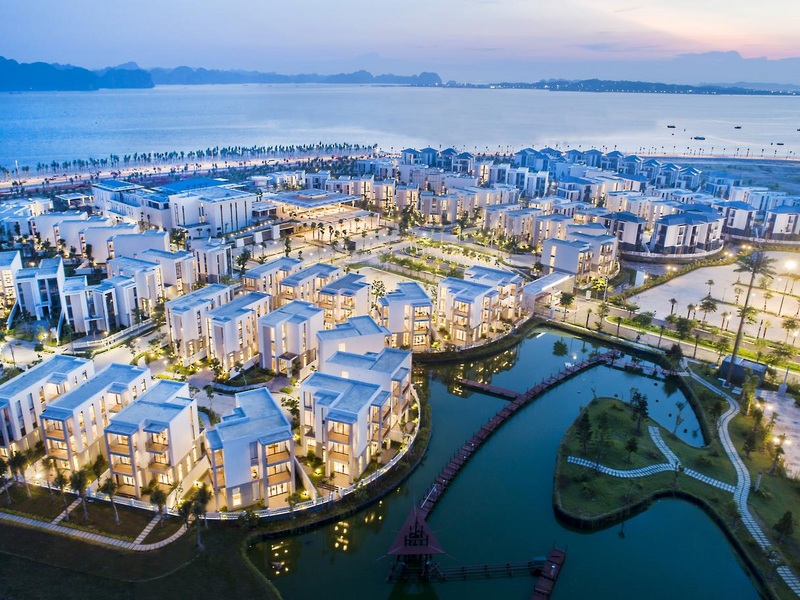 Tọa lạc bên bờ biển Bãi Cháy, Oakwood Hạ Long mang đến không gian nghỉ dưỡng thanh lịch, đậm chất riêng