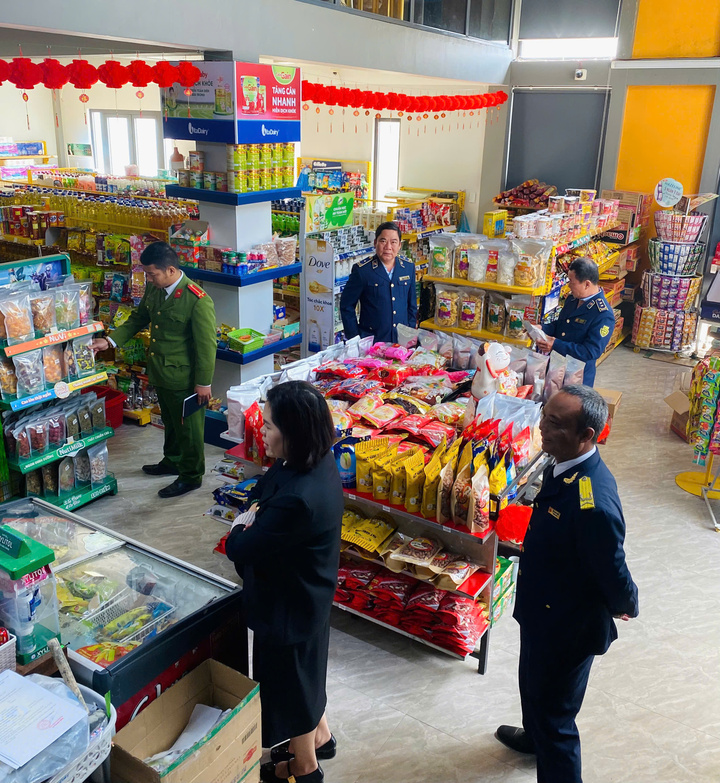 Lực lượng QLTT thành phố Huế phối hợp kiểm tra các cửa hàng kinh doanh trên địa bàn thành phố Huế. Ảnh: Nguyễn Tuấn