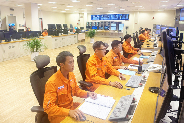 Các kỹ sư vận hành, những "con ong thợ" ngày đêm chăm chỉ trong ca sản xuất điện năng (Ảnh: Văn Trung)