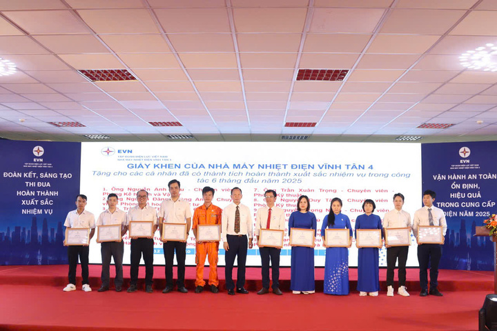 Các tập thể, cá nhân có thành tích xuất sắc được biểu dương khen thưởng (Ảnh: Văn Trung)