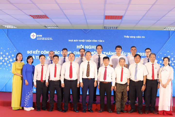 Đội ngũ cán bộ chủ chốt, những "bộ não" điều hành hiệu quả sản xuất kinh doanh của Vĩnh Tân 4 (Ảnh: Văn Trung)