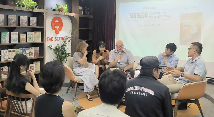 Tác giả, nhà sử học Pháp Philippe Le Failler (giữa) trong buổi ra mắt cuốn "Sông Đà" tại Hà Nội. Ảnh QL