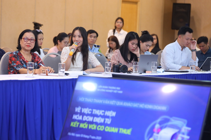 Đại biểu tham dự kiến nghị tại Hội thảo