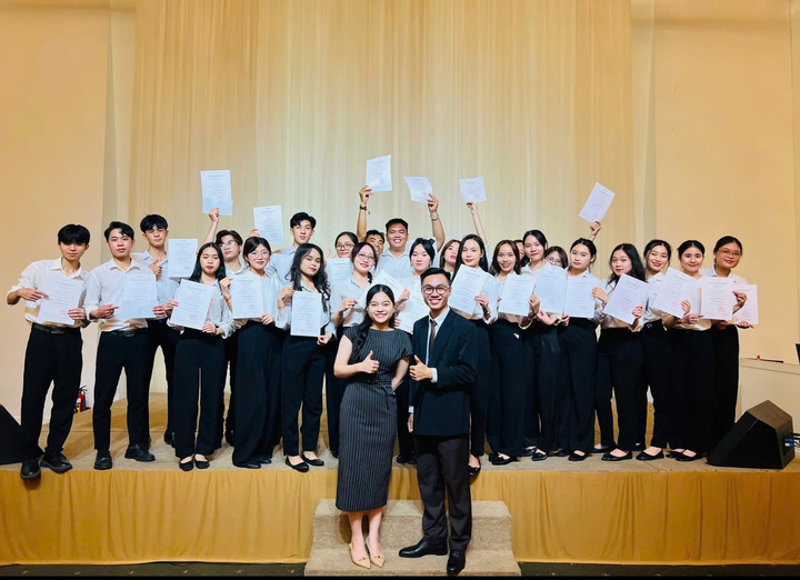 Sau khi hoàn thành kỳ thực tập thực tế tại doanh nghiệp, sinh viên Trường Cao đẳng Công Thương TP. Hồ Chí Minh được trao chứng chỉ nghề chuyên ngành thương mại - dịch vụ. Ảnh: HITC