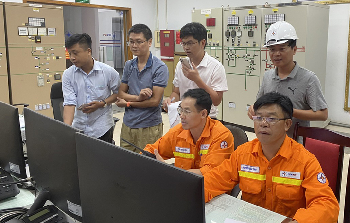 Giây phút đóng điện hoàn thành dự án nâng công suất TBA 500kV Hà Tĩnh