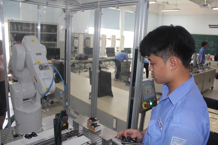 Việc tổ chức đào tạo gắn với nhu cầu doanh nghiệp không còn là lựa chọn, mà là yêu cầu bắt buộc. Ảnh: Ngọc Hoa