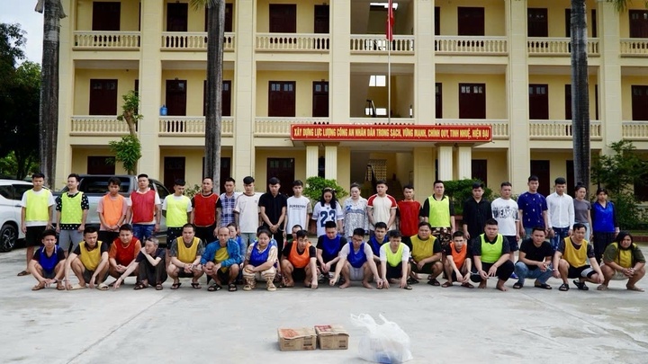 Những “bóng ma mạng” từng gieo rắc nỗi ám ảnh cho hàng trăm nạn nhân nhẹ dạ cả tin đã bị "sa lưới". Ảnh: Công an tỉnh Điện Biên