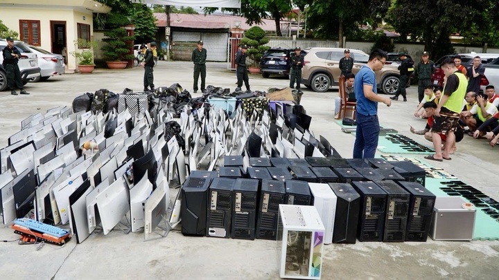74 đối tượng sa lưới cùng hàng trăm thiết bị điện tử, tài liệu, tang vật lừa đảo bị thu giữ. Ảnh: Công an tỉnh Điện Biên