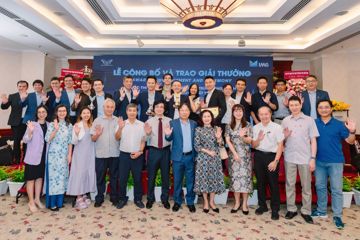 Hội đồng thi tuyển và Ban Tổ chức chụp ảnh lưu niệm cùng các đơn vị đoạt giải