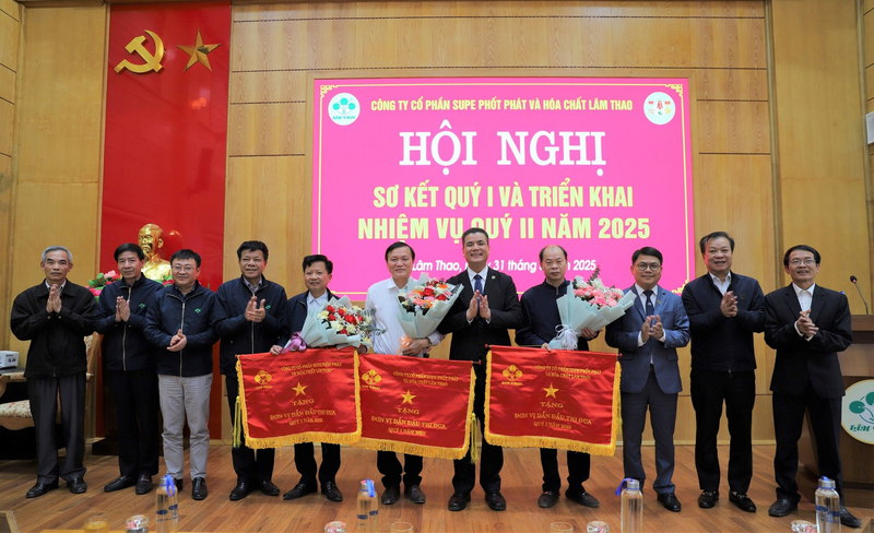 Bí thư Đảng ủy, Tổng Giám đốc Phạm Thanh Tùng trao tặng Cờ đơn vị dẫn đầu thi đua cho các đơn vị trong Công ty