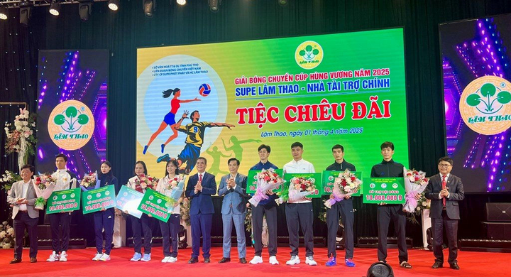 Ban tổ chức tặng quà cho đại diện 8 đội tham gia Cúp Hùng Vương 2025