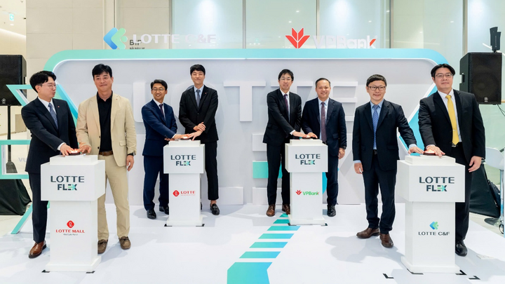 Đại diện VPBank và LOTTE C&F tại sự kiện ra mắt LOTTE FLEX
