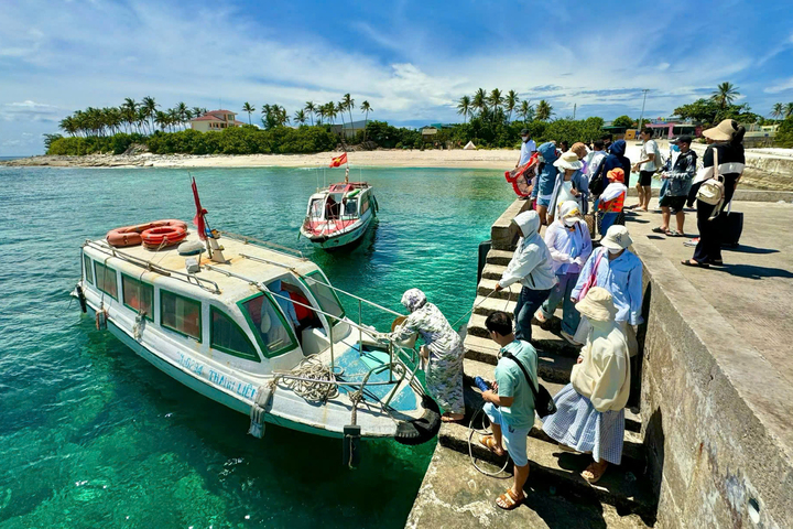 Du khách đến tham quan, du lịch ở đảo Bé (Lý Sơn) ngày càng nhiều. Ảnh: Quảng Phú