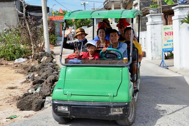 Người dân trên đảo mạnh dạn đầu tư mua xe điện chở khách, mở thêm dịch vụ hướng dẫn viên. Ảnh: Quảng Phú