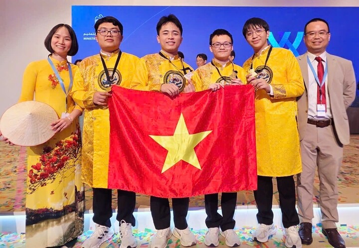 Đoàn Việt Nam tại IChO 2025. Ảnh: Bộ Giáo dục và Đào tạo