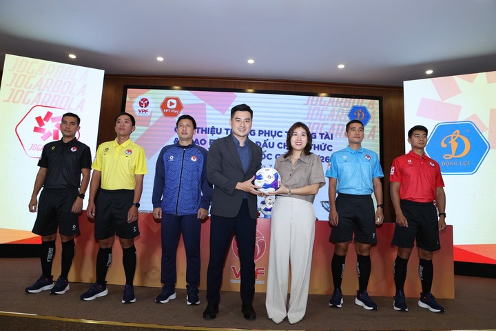 Quả bóng chính thức của giải đấu tiếp tục là Terra UVI 2.07, đạt chuẩn FIFA Quality Pro. Ảnh: VPF