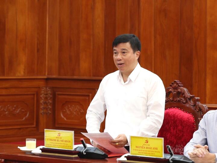 Bí thư Tỉnh ủy Lâm Đồng Y Thanh Hà Niê Kđăm báo cáo tại buổi làm việc