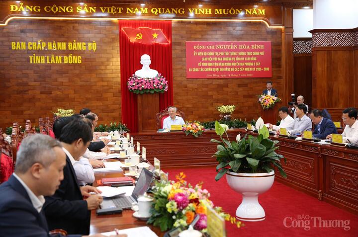 Quang cảnh buổi làm việc