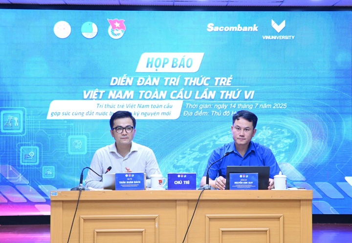 Anh Nguyễn Kim Quy, Ủy viên Ban thường vụ Trung ương Đoàn, Phó Chủ tịch Thường trực Trung ương Hội Liên hiệp Thanh niên Việt Nam và GS. Trần Xuân Bách, Phó Chủ tịch Hội Thầy thuốc trẻ Việt Nam, Chủ tịch Hội đồng tư vấn Diễn đàn chủ trì họp báo