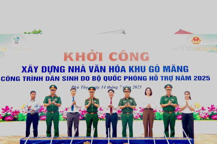 Đại diện Sư đoàn 316 và cấp ủy, chính quyền xã Chí đám, tỉnh Phú Thọ thực hiện nghi thức động thổ khởi công xây dựng Nhà Văn hóa