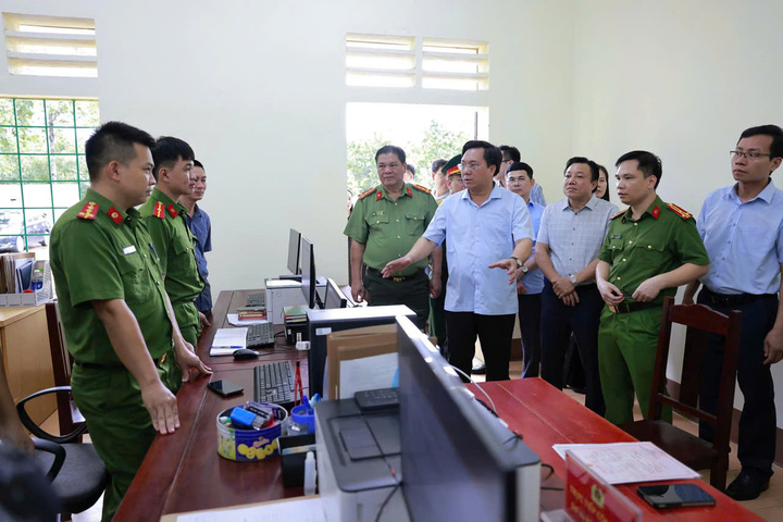 Chủ tịch UBND tỉnh Phú Thọ Trần Duy Đông thăm, kiểm tra cơ sở vật chất phục vụ công tác của Công an xã Xuân Đài. Ảnh: Lê Hoàng