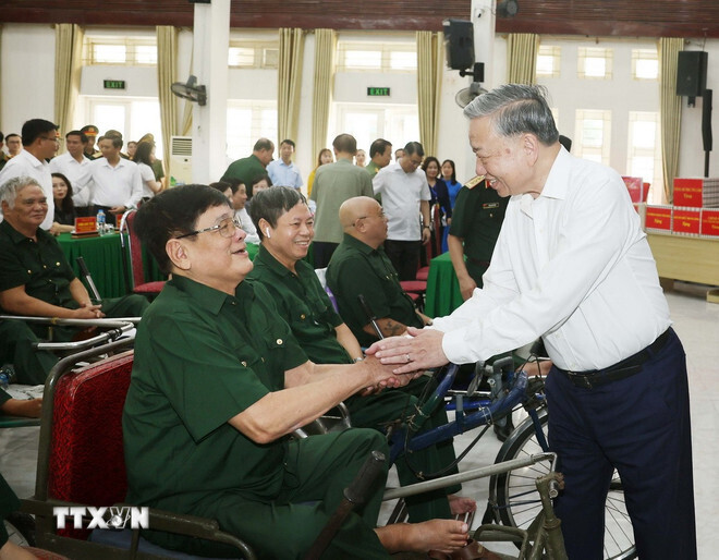 Tổng Bí thư Tô Lâm thăm hỏi và tặng quà cho thương bệnh binh. Ảnh: TTXVN