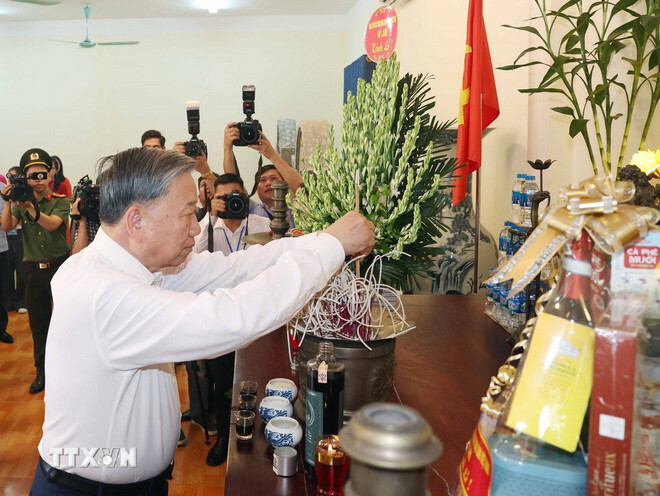 Tổng Bí thư Tô Lâm dâng hương tưởng niệm các Anh hùng liệt sỹ tại Trung tâm Điều dưỡng thương binh Thuận Thành. Ảnh: TTXVN