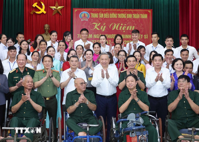 Tổng Bí thư Tô Lâm với thương bệnh binh và cán bộ, nhân viên Trung tâm Điều dưỡng thương binh Thuận Thành. Ảnh: TTXVN
