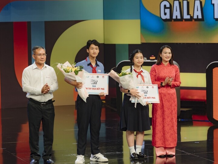 Ông Bùi Trung Kiên, Phó tổng giám đốc EVNHCMC và bà Huỳnh Lê Như Trang, Phó giám đốc Sở Giáo dục Đào tạo TP. Hồ Chí Minh trao giải “Tay đua bứt phá”. Ảnh: EVNHCMC