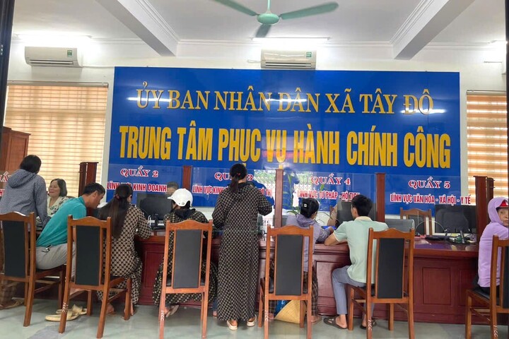 Người dân làm thủ tục tại Trung tâm phục vụ hành chính công xã Tây Đô. Ảnh: Quốc Huy