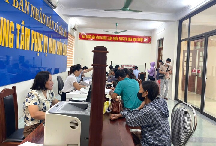 Các thủ tục của người dân được cán bộ hướng dẫn, xử lý nhanh gọn. Ảnh: Quốc Huy