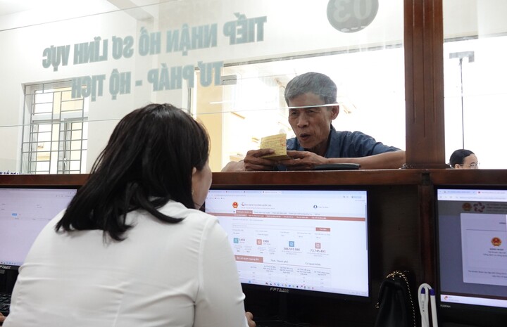 Thái độ phục vụ nhiệt tình, tận tâm đã rút ngắn khoảng cách giữa cán bộ với Nhân dân. Ảnh: Quốc Huy